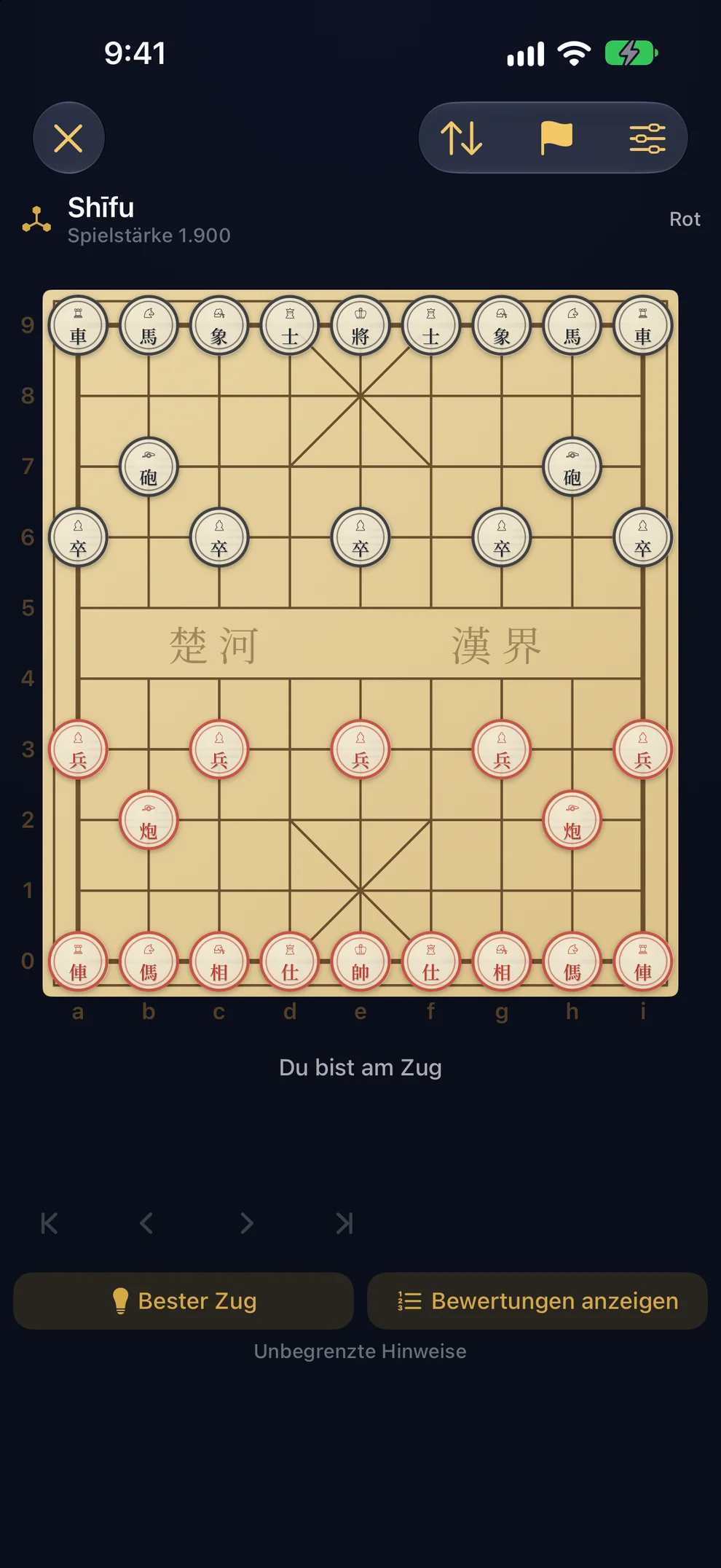 Der hybride Figurensatz: Jedes westliche Symbol sitzt auf seinem chinesischen Schriftzeichen, so spielst du sofort und lernst die Zeichen nebenbei.